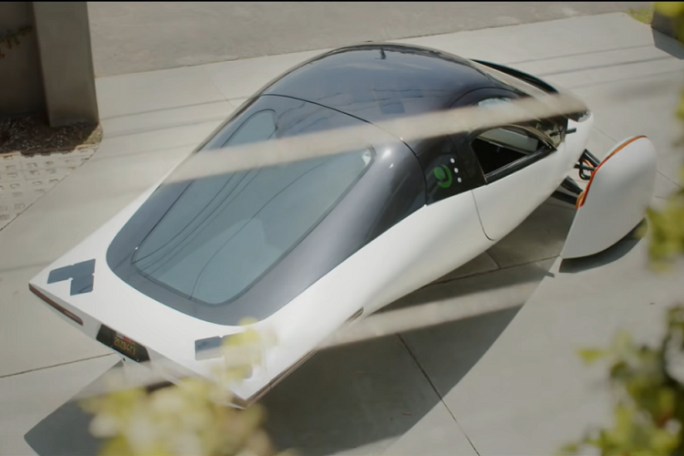 Aptera tuyên bố rằng hệ thống Never Charge (không bao giờ sạc) của công ty được thiết kế để tích tụ đủ ánh sáng mặt trời để đi qua 11.000 dặm (17.703 km), và nó đi kèm với chi phí bảo dưỡng tối thiểu.