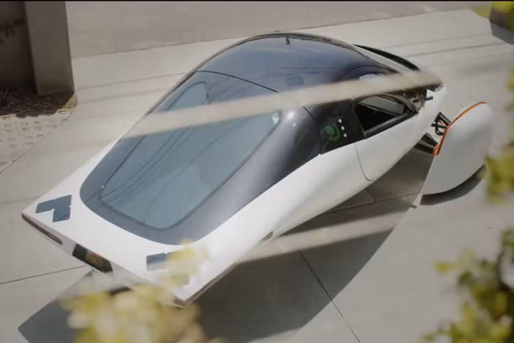 Aptera tuyên bố rằng hệ thống Never Charge (không bao giờ sạc) của công ty được thiết kế để tích tụ đủ ánh sáng mặt trời để đi qua 11.000 dặm (17.703 km), và nó đi kèm với chi phí bảo dưỡng tối thiểu.