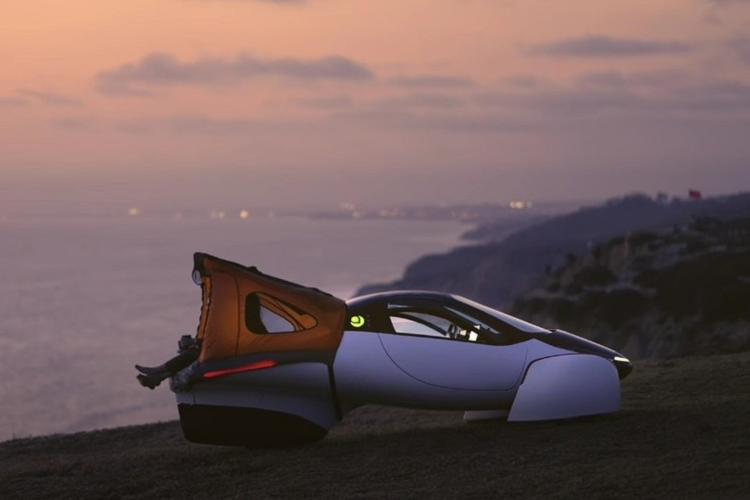 Sản phẩm đầu tiên của công ty đã được giới thiệu vào giữa những năm 2000, nhưng vì không thể đảm bảo nguồn vốn để sản xuất mẫu xe Aptera e2 của mình, công ty đã buộc phải đóng cửa vào năm 2011. Khoảng một thập kỷ sau, công ty khởi nghiệp đã trỗi dậy từ đống tro tàn với một nguyên mẫu mới, sơn màu đen hoàn toàn có tên Noir với một thiết kế chất tương lai hơn.