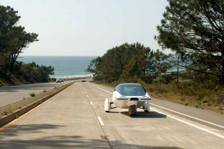 Giờ đây chỉ một vài tháng sau, Aptera đã hé lộ nguyên mẫu hoạt động thứ hai của mình. Chiếc xe 3 bánh này có tên là Sol, và trái ngược Noir đen tuyền, nó có màu trắng như ngọc trai với phần mái màu đen.