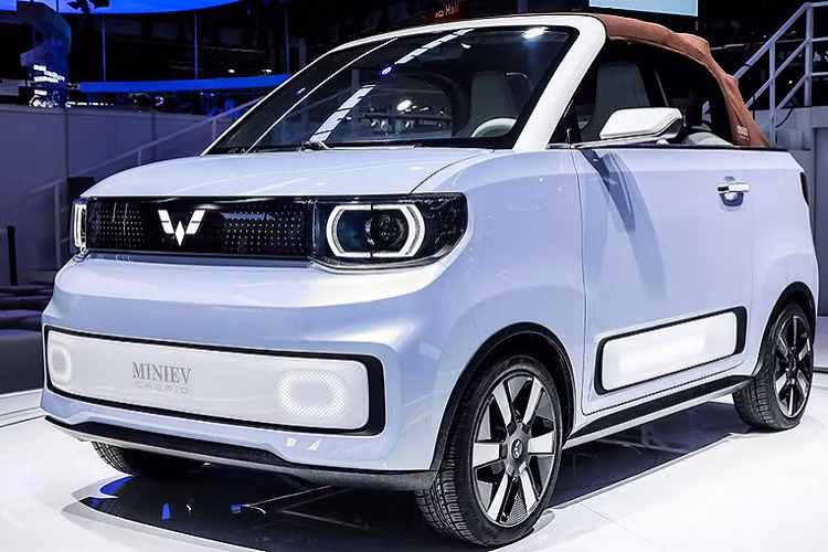 Nhà sản xuất cũng không nói gì đến giá xe Wuling Hongguang Mini EV Cabrio bởi chiếc xe được trưng bày ở triển lãm mới là bản concept, nhưng đơn vị PR cho biết rằng mẫu xe điện mui trần tí hon sẽ bước vào sản xuất trong năm 2022. Nếu như nó có tầm giá rẻ như người anh em có mui (khoảng 4.500 USD), vậy thì chắc nó sẽ lại tạo nên một cơn sốt khác.
