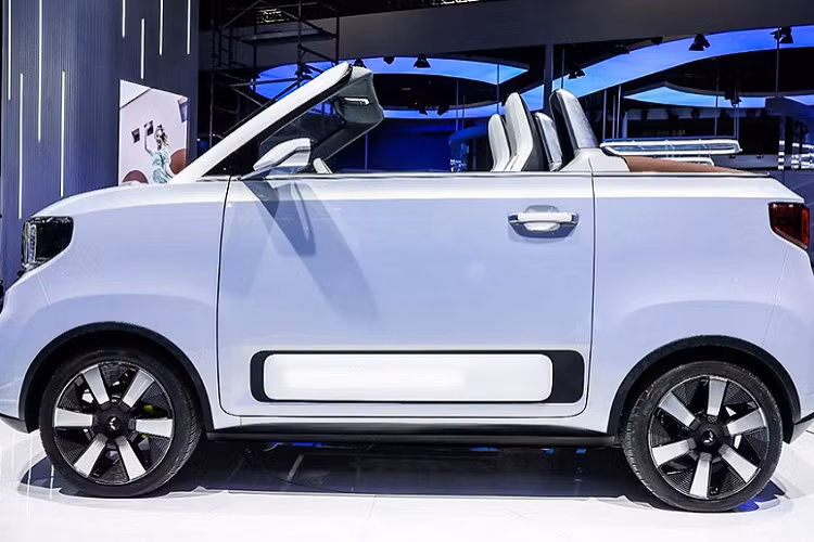 Mặc dù thông cáo báo chí chính thức của đơn vị liên doanh SAIC- General Motors-Wuling không đề cập gì tới hiệu suất của mẫu xe mới, nhưng chúng ta có thể mong đợi là nó cũng chỉ thiết lập mô tơ điện công suất 17 mã lực và 85 Nm mô-men xoắn cực đại giống như phiên bản có mui thông thường.