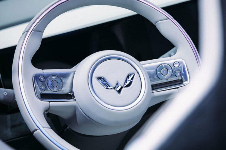 Cụ thể, mẫu xe điện Wuling Hongguang Mini EV Cabrio trông có phần cổ điển hơn với phần mặt trơn bóng và thiết kế hai tông màu phong cách, bao gồm ngoại thất màu xanh Island Blue và phần mui màu đỏ Sunset Red. Nó chạy bằng bộ la-zăng 6 chấu bé nhỏ mà nhà sản xuất nói rằng “sẽ phù hợp thị hiếu của thế hệ người tiêu dùng trẻ”.