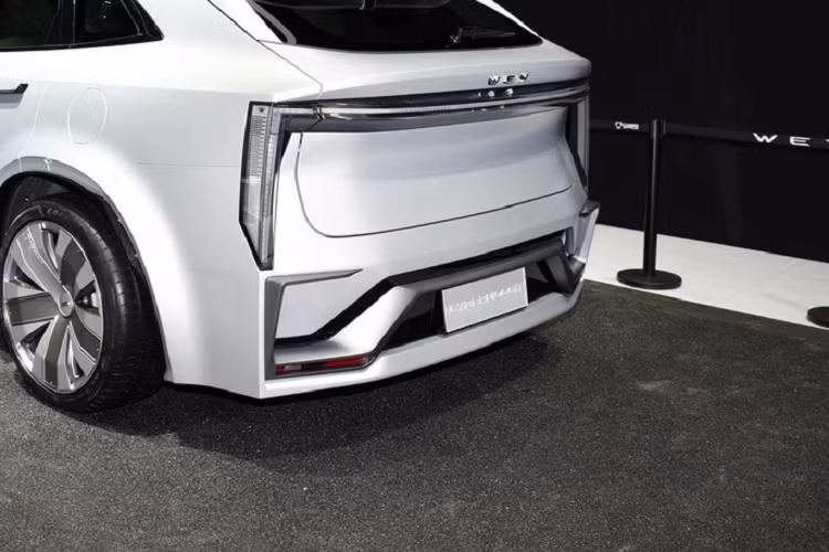 Các chi tiết thay đổi tiếp tục được thấy ở dọc theo hai bên sườn của Cybermoccr, ngoại trừ các cửa sổ vẫn chia sẻ chung với xe tiêu chuẩn. Hơn nữa, chiếc xe được trưng bày tại Triển lãm Quảng Châu 2021 cũng có một bộ la-zăng màu bạc khá đẹp. 