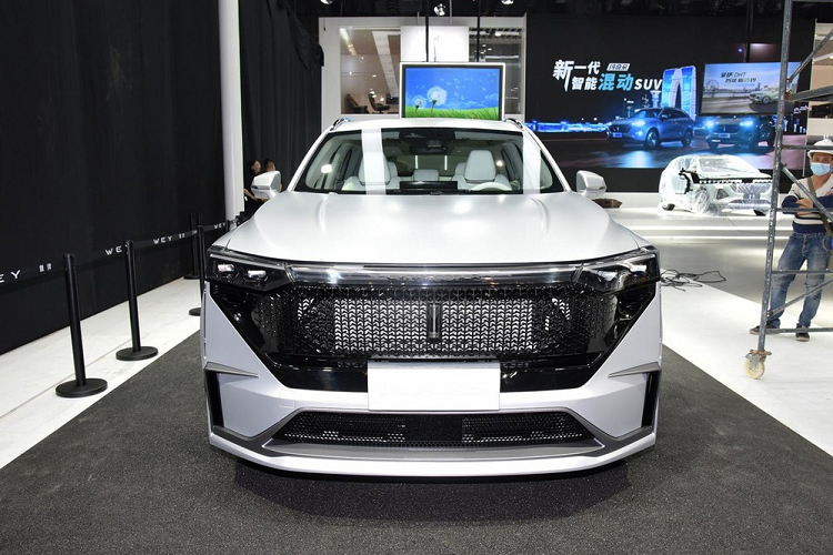 Mẫu xe SUV WEY Cybermoccr được chế tạo dựa trên WEY Mocha (được gọi là Coffee 01 ở thị trường châu Âu), mẫu SUV mới ra mắt thị trường Trung Quốc vào đầu năm nay. Mặc dù khung gầm của Cybermoccr không hề mới, nhưng nó đã trải qua một quá trình “phẫu thuật thẩm mỹ phức tạp” để mang lại một thiết kế hoài cổ và vuông thành sắc cạnh hơn. 