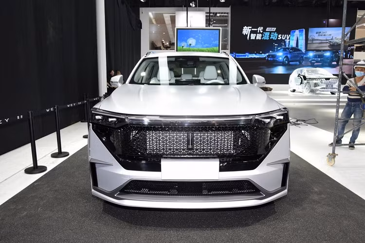 Mẫu xe SUV WEY Cybermoccr được chế tạo dựa trên WEY Mocha (được gọi là Coffee 01 ở thị trường châu Âu), mẫu SUV mới ra mắt thị trường Trung Quốc vào đầu năm nay. Mặc dù khung gầm của Cybermoccr không hề mới, nhưng nó đã trải qua một quá trình “phẫu thuật thẩm mỹ phức tạp” để mang lại một thiết kế hoài cổ và vuông thành sắc cạnh hơn. 