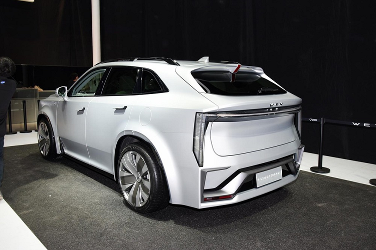 Nằm ngay phía trước vô lăng là cụm đồng hồ kỹ thuật số cỡ nhỏ. Một điểm đáng nhắc đến khác là cabin của Cybermoccr chủ yếu sử dụng các chất liệu có màu trắng tương ứng màu sơn ngoại thất. 