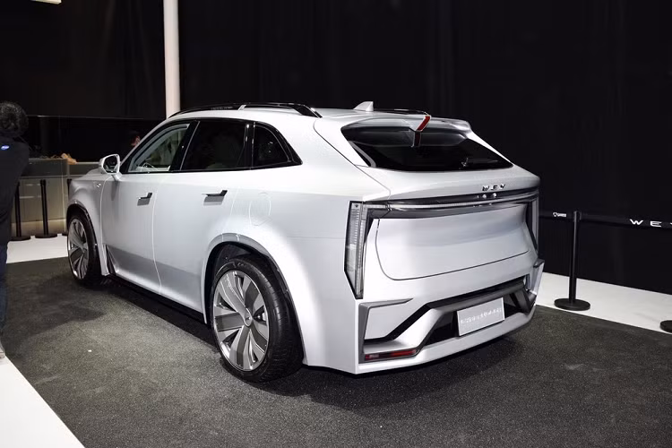 Nằm ngay phía trước vô lăng là cụm đồng hồ kỹ thuật số cỡ nhỏ. Một điểm đáng nhắc đến khác là cabin của Cybermoccr chủ yếu sử dụng các chất liệu có màu trắng tương ứng màu sơn ngoại thất. 