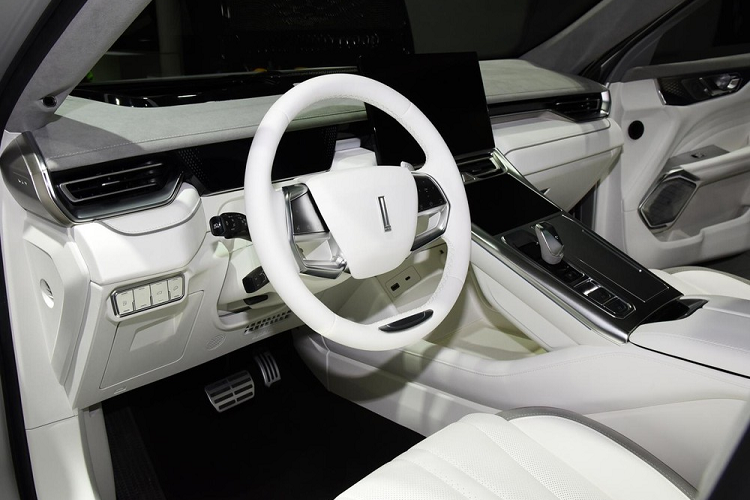 Cụ thể, phía trước của WEY Cybermoccr là một lưới tản nhiệt lớn màu đen được kết nối liền mạch với cặp đèn pha góc cạnh, trông khác hẳn so với mẫu Mocha tiêu chuẩn. Các nhà thiết kế của Great Wall Motors, công ty mẹ của WEY, cũng đã trang bị cho Cybermoccr một phần capô đặc biệt và các tấm góc ¼ phía trước trông thẳng đứng hơn. 