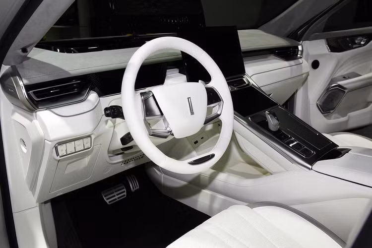 Cụ thể, phía trước của WEY Cybermoccr là một lưới tản nhiệt lớn màu đen được kết nối liền mạch với cặp đèn pha góc cạnh, trông khác hẳn so với mẫu Mocha tiêu chuẩn. Các nhà thiết kế của Great Wall Motors, công ty mẹ của WEY, cũng đã trang bị cho Cybermoccr một phần capô đặc biệt và các tấm góc ¼ phía trước trông thẳng đứng hơn. 