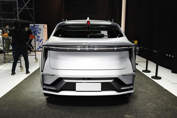 Nội thất của chiếc SUV WEY Cybermoccr hình vuông này trông gần như giống hệt với Mocha tiêu chuẩn. Do vậy, trang bị đáng chú ý nhất trong cabin là một màn hình thông tin giải trí lớn, kiểm soát hầu hết các chức năng quan trọng của xe. 