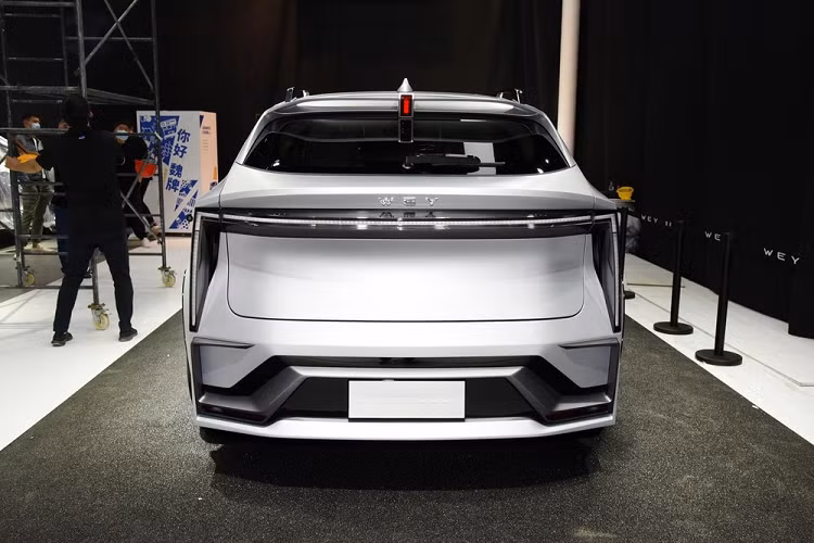 Nội thất của chiếc SUV WEY Cybermoccr hình vuông này trông gần như giống hệt với Mocha tiêu chuẩn. Do vậy, trang bị đáng chú ý nhất trong cabin là một màn hình thông tin giải trí lớn, kiểm soát hầu hết các chức năng quan trọng của xe. 