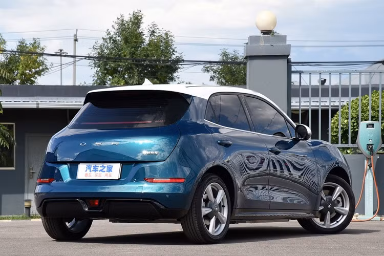 Một điểm nhấn nữa của Great Wall Ora Good Cat chính là hệ thống lái bán tự động mang tên Ora Pilot Driving. Hệ thống này bao gồm những tính năng như kiểm soát hành trình thích ứng, kiểm soát bướm ga tự động, hỗ trợ ôm cua thông minh và tự động đánh lái tránh xe lớn hơn ở làn bên cạnh trong khi vẫn giữ nguyên làn của mình.