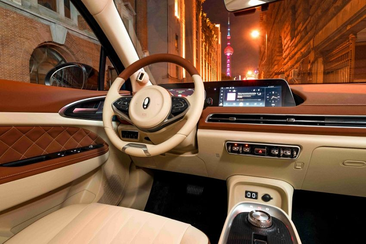 Bên ngoài, Great Wall Ora Good Cat sở hữu thiết kế được nhận xét là mang nhiều nét giống với xe sang Porsche. Điều này cũng không phải ngẫu nhiên vì ông Emanuel Derta - nhà thiết kế từng làm việc cho hãng Porsche - chính là người chấp bút cho ngoại hình của mẫu xe hatchback Trung Quốc. Phần đầu xe của Great Wall Ora Good Cat có khá nhiều điểm tương đồng với Porsche Macan. Ngoài ra, đầu xe của Great Wall Ora Good Cat còn gợi liên tưởng đến xe Mini và Volkswagen Beetle.