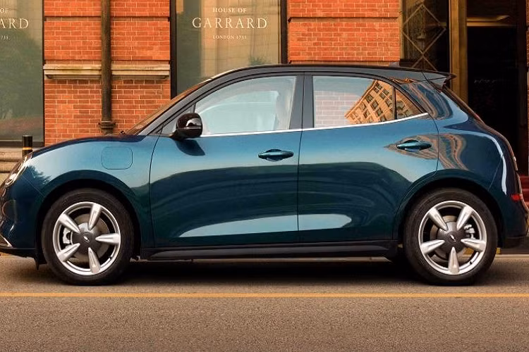 Nói cách khác, xe sẽ tự học rồi ghi nhớ lộ trình tới bãi đỗ xe với hệ thống định vị vệ tinh và cảm biến siêu âm. Khi người lái đến gần vị trí đã lưu trong bộ nhớ, tính năng Ora Pilot Parking sẽ cho phép xe tự tìm và vào chỗ đỗ. Hiện giá xe Great Wall Ora Good Cat tại thị trường Thái Lan vẫn chưa được công bố. 