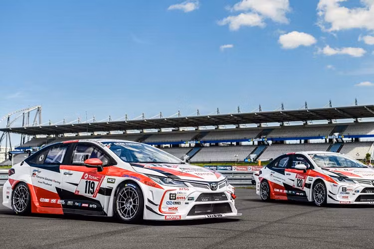 Cho những ai chưa biết, bên cạnh giải đua xe lâu đời nhất thế giới - 24h Le Mans được tổ chức tại Pháp từ năm 1923 - thì 24h Nürburgring là một trong những cuộc đua nổi tiếng với việc thử sức chịu đựng bền bỉ của cả các cỗ máy 4 bán, lẫn những con người tham gia. Điểm khó nhất trong các giải đua sức bền kiểu này, là các tay đua cũng như toàn đội đua phải tính toán để cân bằng giữa hai yếu tố: nhanh và bền!