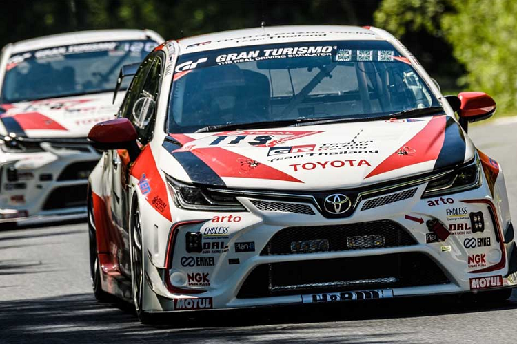 Ngược dòng lịch sử, năm 2017 - đội đua Toyota Thai division từng khiến nhiều người sửng sốt khi đưa ra một quyết định vô cùng táo bạo: tham gia giải 24h Nürburgring tại Đức! Và điều tưởng chừng như "điên rồ" này lại bất ngờ đem lại tiếng tăm vang dội cho Toyota Thái Lan. Ai mà nghĩ được, một đội đua châu Á từ Thái Lan đem những chiếc xe Nhật Bản bay sang Đức đua, mà lại thắng cuộc được cơ chứ!