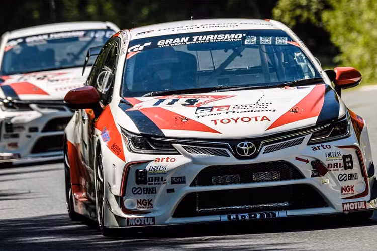 Ngược dòng lịch sử, năm 2017 - đội đua Toyota Thai division từng khiến nhiều người sửng sốt khi đưa ra một quyết định vô cùng táo bạo: tham gia giải 24h Nürburgring tại Đức! Và điều tưởng chừng như "điên rồ" này lại bất ngờ đem lại tiếng tăm vang dội cho Toyota Thái Lan. Ai mà nghĩ được, một đội đua châu Á từ Thái Lan đem những chiếc xe Nhật Bản bay sang Đức đua, mà lại thắng cuộc được cơ chứ!