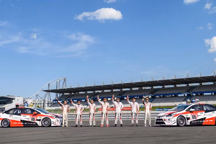 Còn chiếc xe Altis 119 - đồng đội của chiếc số 120 kể trên, với sự điều khiển của cả ba tay đua người Thái Lan: Nattavude Charoensukhawatana, Nattapong Hortongkum, Manat Kulapalanont and Suttipong Smittachartch đã cán đích nhiều hơn 2 vòng, xếp thứ 87 chung cuộc và xuất sắc giành ngôi vô địch phân hạng SP3 (xe sử dụng động cơ hút khí tự nhiên, có dung tích từ 1.755 cc - 2.0 L).