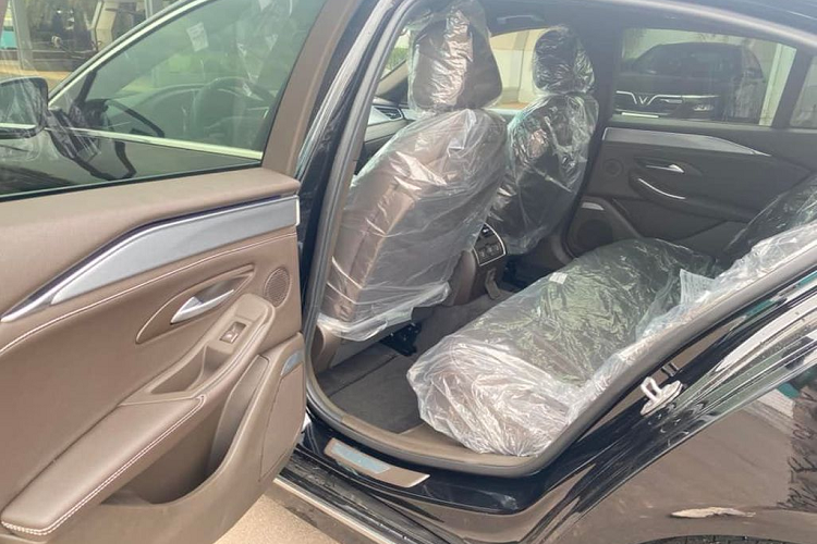 VinFast President có chiều dài cơ sở lên tới 3.133 mm, mang lại không gian rộng rãi cho hàng ghế sau. Xe được trang bị động cơ V8 6.2L mạnh mẽ, cho công suất tối đa 420 mã lực, mô-men xoắn cực đại 624 Nm, kết hợp cùng hộp số tự động 8 cấp và hệ dẫn động 4 bánh toàn thời gian.