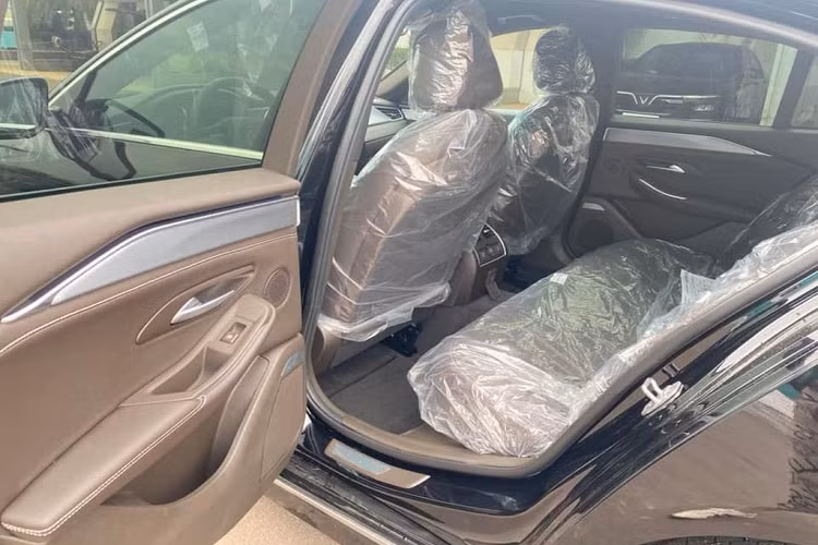 VinFast President có chiều dài cơ sở lên tới 3.133 mm, mang lại không gian rộng rãi cho hàng ghế sau. Xe được trang bị động cơ V8 6.2L mạnh mẽ, cho công suất tối đa 420 mã lực, mô-men xoắn cực đại 624 Nm, kết hợp cùng hộp số tự động 8 cấp và hệ dẫn động 4 bánh toàn thời gian.