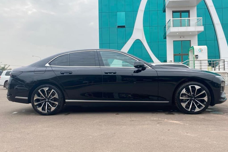 Tại thị trường Việt Nam, giá xe VinFast President có mức niêm yết là 4,6 tỷ đồng, sau ưu đãi còn 3,8 tỷ đồng. Còn VinFast Lux A2.0 có giá sau ưu đãi dao động từ gần 900 triệu đồng đến hơn 1,1 tỷ đồng.