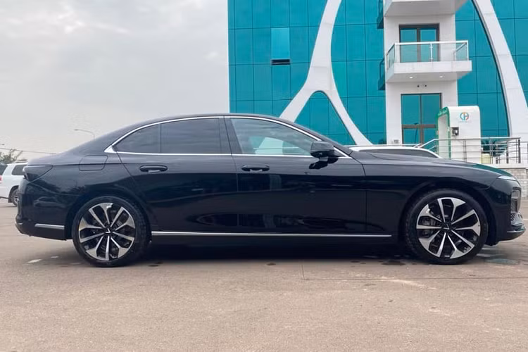 Tại thị trường Việt Nam, giá xe VinFast President có mức niêm yết là 4,6 tỷ đồng, sau ưu đãi còn 3,8 tỷ đồng. Còn VinFast Lux A2.0 có giá sau ưu đãi dao động từ gần 900 triệu đồng đến hơn 1,1 tỷ đồng.