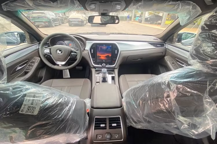 Lô xe này có tổng cộng 18 chiếc, gồm 5 chiếc President và 13 xe Lux A2.0. Trong đó, VinFast President là dòng xe flagship được VinFast sản xuất với số lượng giới hạn. Lô xe mới được nhập về xứ sở triệu voi có rất nhiều màu sơn khác nhau như đen, đỏ, xanh ngọc.