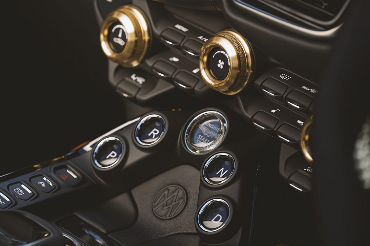 Cung cấp sức mạnh cho chiếc coupe mui trần là động cơ V8 4.0L tăng áp kép do Mercedes-AMG sản xuất, công suất đạt 510 mã lực và mô men xoắn 685 Nm. Với hộp số tự động 8 cấp và hệ dẫn động cầu sau, xe có thể tăng tốc 0-96 km/h trong 3,7 giây.