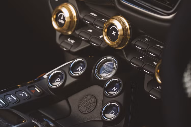 Cung cấp sức mạnh cho chiếc coupe mui trần là động cơ V8 4.0L tăng áp kép do Mercedes-AMG sản xuất, công suất đạt 510 mã lực và mô men xoắn 685 Nm. Với hộp số tự động 8 cấp và hệ dẫn động cầu sau, xe có thể tăng tốc 0-96 km/h trong 3,7 giây.