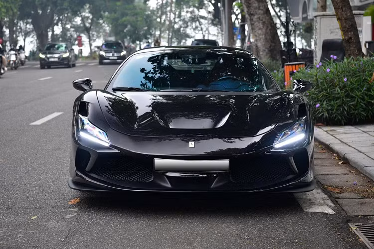 Ngày 25/11/2021 vừa qua, nhiều người mua bán siêu xe và xe sang ở Hà Nội bất ngờ chia sẻ tin tức về việc rao bán chiếc siêu xe Ferrari F8 Tributo màu đen với số đồng hồ công tơ mét cực kỳ ấn tượng và đây gần như là xe F8 Tributo hiếm hoi đã qua sử dụng được rao bán tại dải đất hình chữ S.