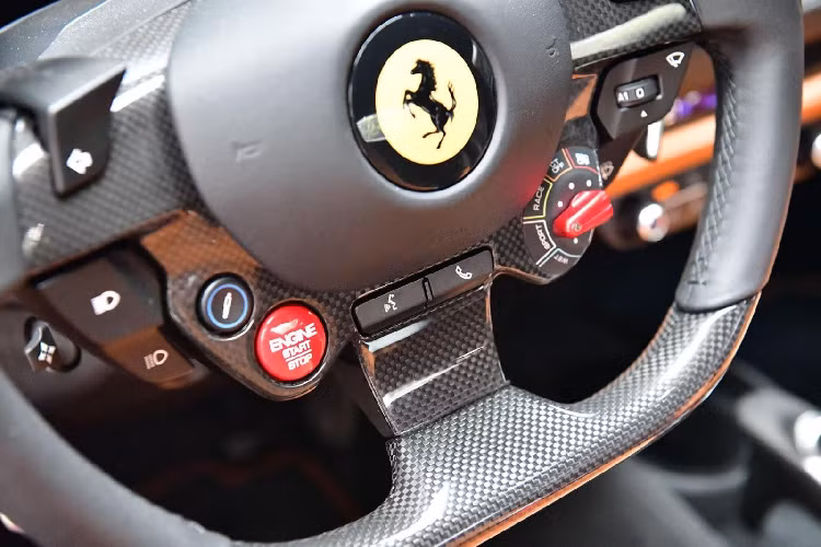 Nội thất xe Ferrari F8 Tributo có vô lăng, bảng đồng hồ mới, xe có cửa gió điều hòa thiết kế lớn như các cánh gió máy bay, trước mặt ghế phụ có bảng đồng hồ nhỏ. Nắp khoang động cơ của siêu xe Ferrari F8 Tributo màu đen đang được chào bán làm từ kính Lexan giúp người xem có thể nhìn thấy được trái tim V8 của xe.