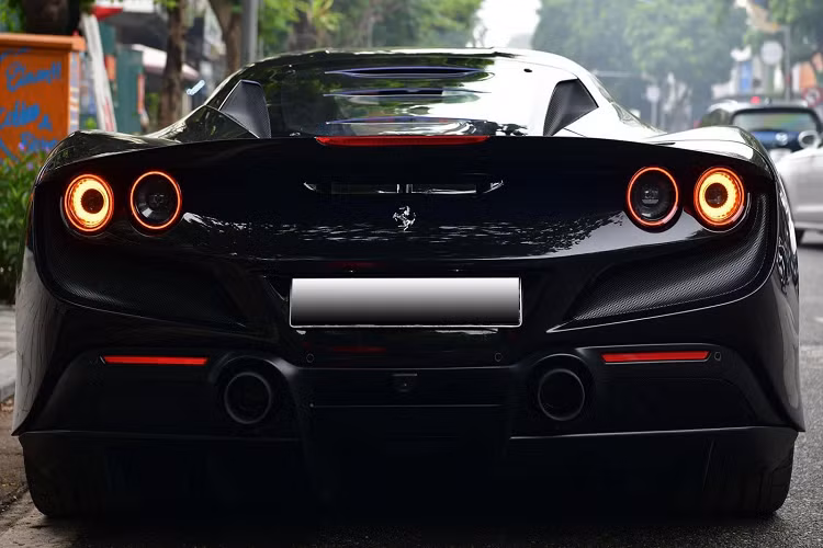 Hãng siêu xe Ferrari tuyên bố rằng phiên bản F8 Tributo hoàn toàn mới có khả năng tăng tốc từ vị trí xuất phát lên 100 km/h chỉ trong thời gian 2,9 giây.