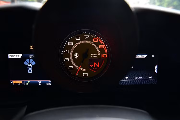 Được biết, siêu xe Ferrari F8 Tributo màu đen về nước vào tháng 11/2020 và nhanh chóng được bàn giao cho chủ nhân, là 1 người yêu xe sống kín tiếng ở Hà Nội. Đến tháng 5 đầu năm nay, chiếc siêu xe Ferrari F8 Tributo màu đen bị bắt gặp đang được chủ nhân cho đi đăng kiểm.