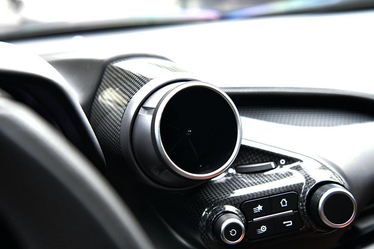 Là mẫu xe kế nhiệm của 488 GTB nên Ferrari F8 Tributo có sức mạnh ấn tượng hơn, xe vẫn được trang bị khối động cơ V8, tăng áp kép, dung tích 3.9 lít quen thuộc nhưng sản sinh công suất tối đa 710 mã lực tại vòng tua máy 8.000 vòng/phút, mạnh hơn 49 mã lực và mô-men xoắn cực đại 770 Nm, tăng 10 Nm tại tua máy 3.250 vòng/phút.