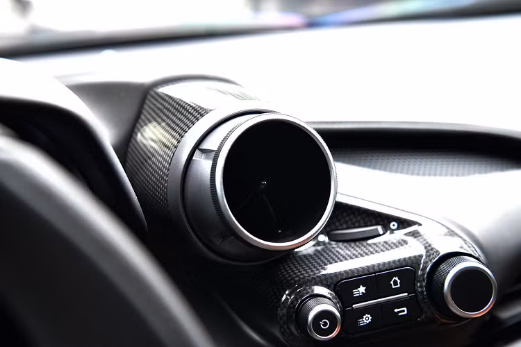 Là mẫu xe kế nhiệm của 488 GTB nên Ferrari F8 Tributo có sức mạnh ấn tượng hơn, xe vẫn được trang bị khối động cơ V8, tăng áp kép, dung tích 3.9 lít quen thuộc nhưng sản sinh công suất tối đa 710 mã lực tại vòng tua máy 8.000 vòng/phút, mạnh hơn 49 mã lực và mô-men xoắn cực đại 770 Nm, tăng 10 Nm tại tua máy 3.250 vòng/phút.