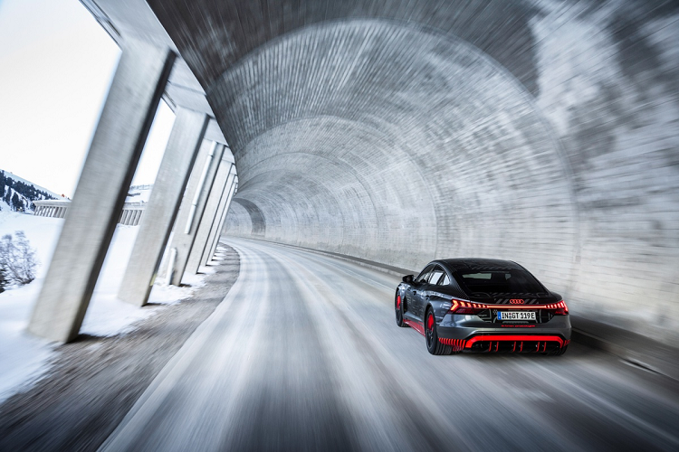 Tổng thể, e-tron GT có kiểu dáng sedan lai coupe tương tự A7 Sportback. Ở bản concept, Audi e-tron GT có kích thước dài x rộng x cao lần lượt là 4.960 x 1.960 x 1.380 (mm) và chiều dài cơ sở là 2.900 mm.