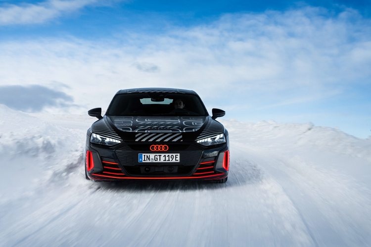 Audi e-tron GT được xây dựng trên cùng nền tảng J1 với Porsche Taycan. Gần như chắc chắn e-tron GT cũng có cấu hình 2 động cơ điện, chia đều cho 2 trục tương tự Taycan.