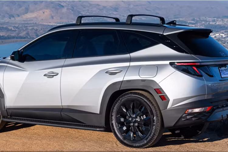 Nằm bên dưới nắp ca-pô của Hyundai Tucson XRT 2022 là khối động cơ xăng 4 xi-lanh thẳng hàng, dung tích 2.5L giống bản thường.