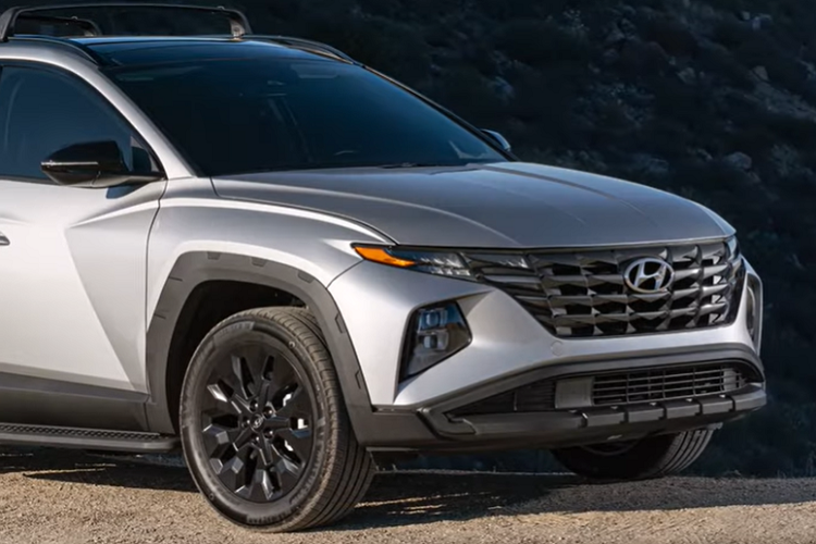 Bước vào bên trong Hyundai Tucson XRT 2022, người lái sẽ thấy không gian nội thất bọc nỉ màu đen, "tông xuyệt tông" với trần xe.