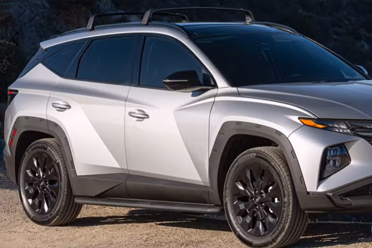 Đó là chưa kể đến ghế lái chỉnh điện 8 hướng, sưởi ghế trước, hệ thống radio vệ tinh SiriusXM, gói kết nối BlueLink và khóa kỹ thuật số Hyundai Digital Key. Với Hyundai Digital Key, người lái có thể dùng ứng dụng trên điện thoại thông minh để mở và khóa cửa xe.