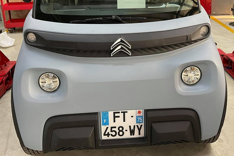 Chỉ biết rằng, giá xe Citroen Ami tại thị trường nước ngoài sẽ rơi vào khoảng 7.000 đô la (tương đương 160 triệu đồng). Tân binh của thương hiệu Pháp chính là phiên bản thương mại của mẫu xe concept Citroen Ami One từng ra mắt trong triển lãm Ô tô Geneva 2019. 