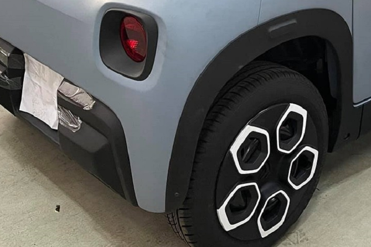 Bên ngoài, ôtô điện Citroen Ami sở hữu thiết kế khá dễ thương với 2 cửa, đèn pha và đèn hậu nhỏ hình tròn cùng bộ vành 5 chấu hình bông hoa. Đặc biệt, bản lề cửa bên ghế lái được lắp đằng sau trong khi bản lề bên ghế hành khách được lắp đằng trước. 