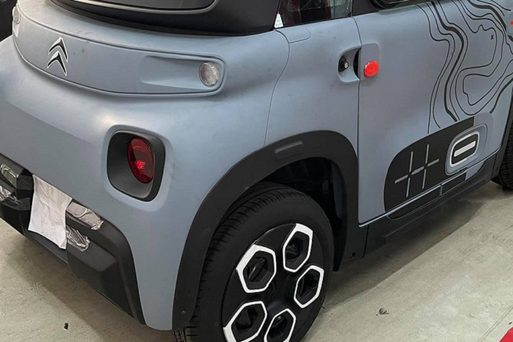 Phần thân vỏ của xe vốn được làm bằng nhựa nên khá nhẹ. Thêm vào đó là cửa sổ cố định, có thể mở một nửa bên sườn. Cửa sổ này, cộng thêm một nửa phần nóc được làm bằng kính, hứa hẹn mang đến cảm giác thoáng và tầm nhìn tốt cho người ngồi bên trong xe.