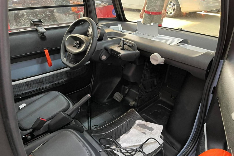 Citroen Ami được trang bị mô-tơ điện và cụm pin 5,5 kWh bên dưới sàn. Hệ truyền động bằng điện này cho phép xe đạt vận tốc tối đa chỉ 45 km/h và có phạm vi hoạt động khoảng 70 km. Thời gian sạc đầy pin cho Citroen Ami cũng khá ngắn, chỉ khoảng 3 tiếng đồng hồ.