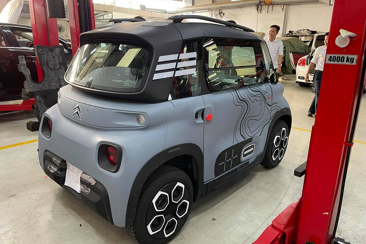 Có thể nói, sự xuất hiện của dòng xe ôtô điện 2 chỗ Citroen Ami sẽ giải quyết một phần nhu cầu của người dân cần một chiếc ô tô điện gọn gàng, giá thành hợp lý và an toàn để tham gia giao thông. Hiện chưa rõ giá xe Citroen Ami được cho đầu tiên về Việt Nam này bán ra bao nhiêu.