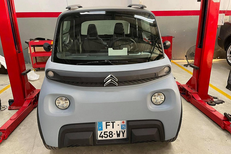 Những mẫu xe điện vốn đã không còn xa lạ với các khách hàng Việt nhưng đa phần là những chiếc xe đạp hay xe máy điện, ở phân khúc xe hơi chỉ có Tesla là dòng xe thuần điện đã được mang về nước. Tuy nhiên, mới đây, một nơi chuyên bảo dưỡng và sửa chữa cùng như mua bán xe siêu sang tại quận 7, TP HCM đã bất ngờ mang chiếc xe Citroen Ami chạy điện.