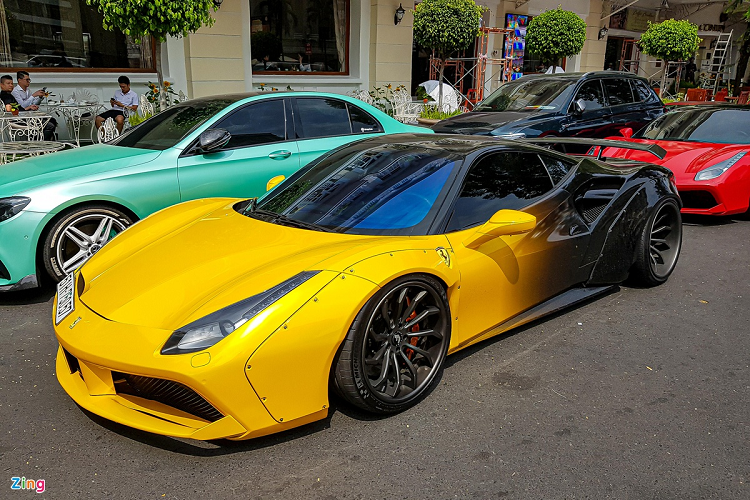 Chiếc 488 GTB với gói ngoại thất thân rộng Liberty Walk sở hữu vẻ ngoài khá táo bạo. Ngoại thất nguyên bản của chiếc xe có màu đen, vừa được nâng cấp lên tông màu vàng – đen cùng bộ mâm đến từ thương hiệu Forgiato đầy ấn tượng.