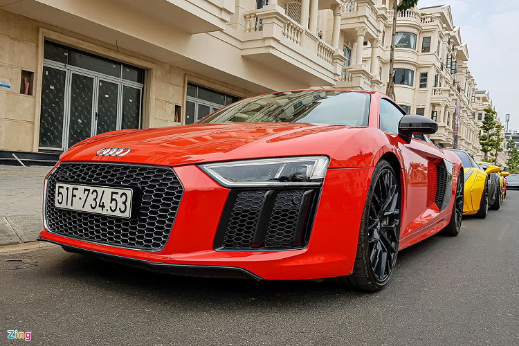 Mẫu xe chia sẻ nhiều công nghệ với Lamborghini Huracan là Audi R8 V10 Plus cũng xuất hiện trong dàn xe trên. Đây là phiên bản thuộc thế hệ thứ 2 của dòng xe thể thao 2 cửa của hãng xe đến từ Đức. Ra mắt vào năm 2015, Audi R8 V10 Plus cũng tạo nên một trào lưu chơi xe trong thời gian dài.