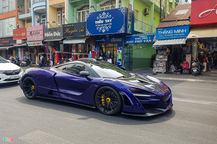 McLaren 720S hàng độc tại Việt Nam được trang bị động cơ V8 twin-turbo với dung tích 4.0L, công suất tối đa 720 mã lực và mô-men xoắn cực đại 770 Nm. Đi kèm với động cơ này là hộp số 7 cấp ly hợp kép cùng cấu trúc khoang lái MonoCage làm hoàn toàn từ sợi carbon.